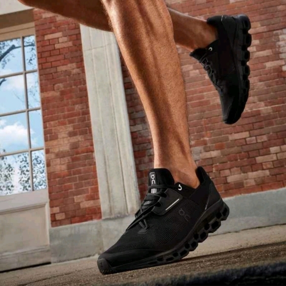 ON Running Men's Cloudstratus Black Athletic | Performance Running Shoes SZ 10.5 - Picture 1 of 13